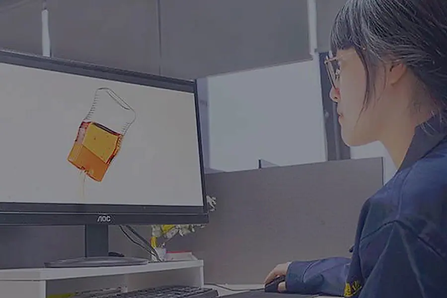 Ingeniero de Gracepack revisando una botella para salsa