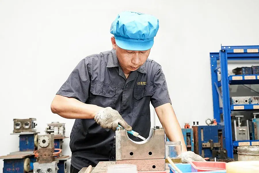 Técnico de Gracepack trabajando en un molde de botella