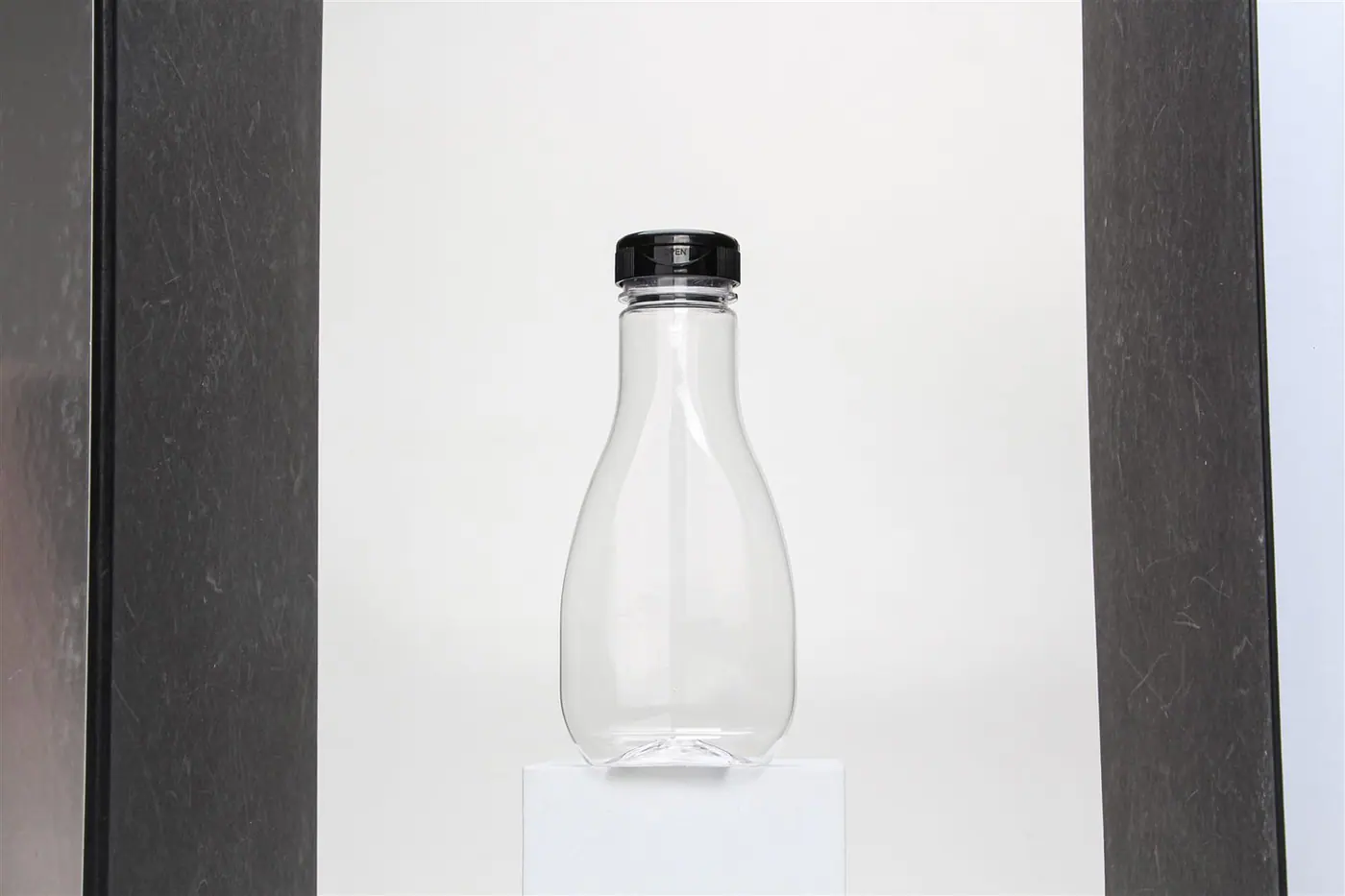 Botellas para salsas a medida en situación de uso